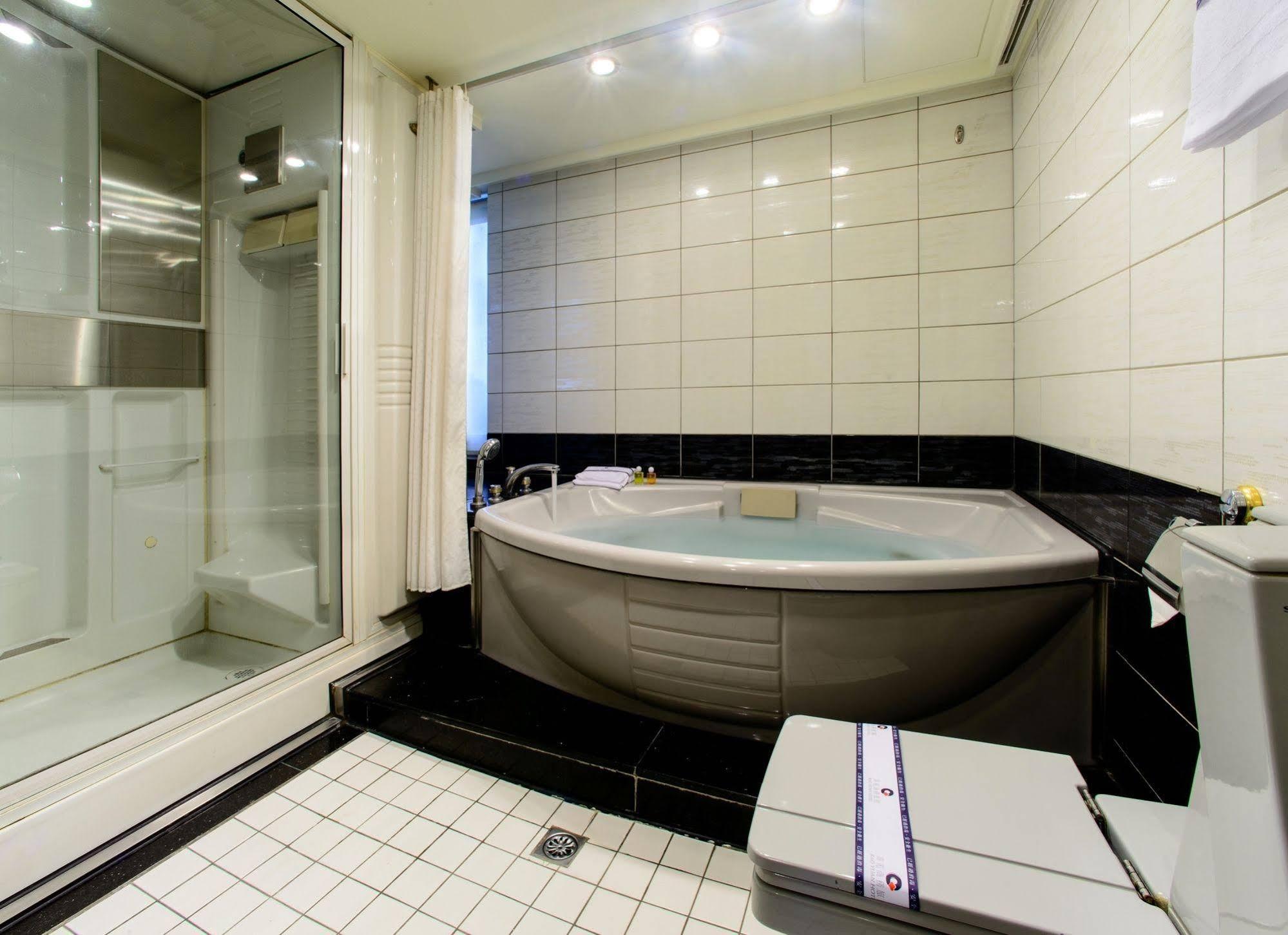 Kao Yuan Hotel - Zhong Zheng Taichung Exteriör bild