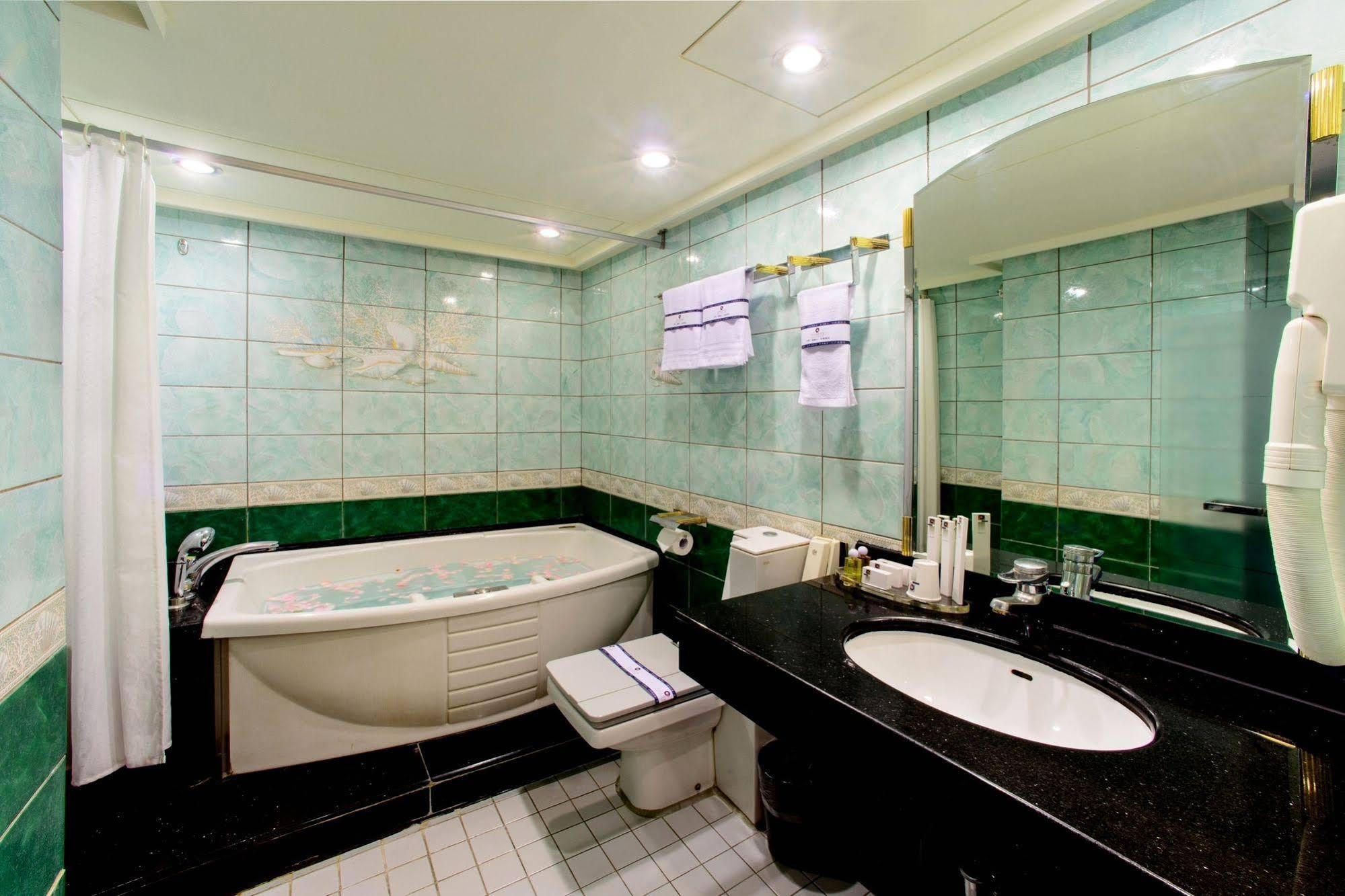 Kao Yuan Hotel - Zhong Zheng Taichung Exteriör bild